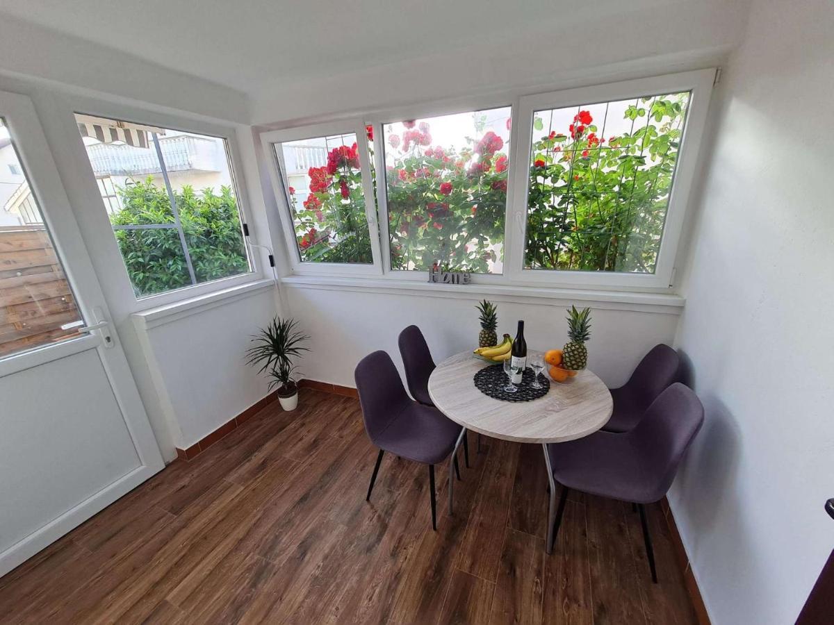 Apartmani Lovre I Zara Exterior photo